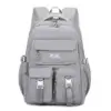 Vue de face du sac à dos fille gris pastel sur fond blanc, design minimaliste avec compartiments organisés, sangles de compression et tissu résistant à l'eau — cartable ergonomique moderne et spacieux pour le quotidien.