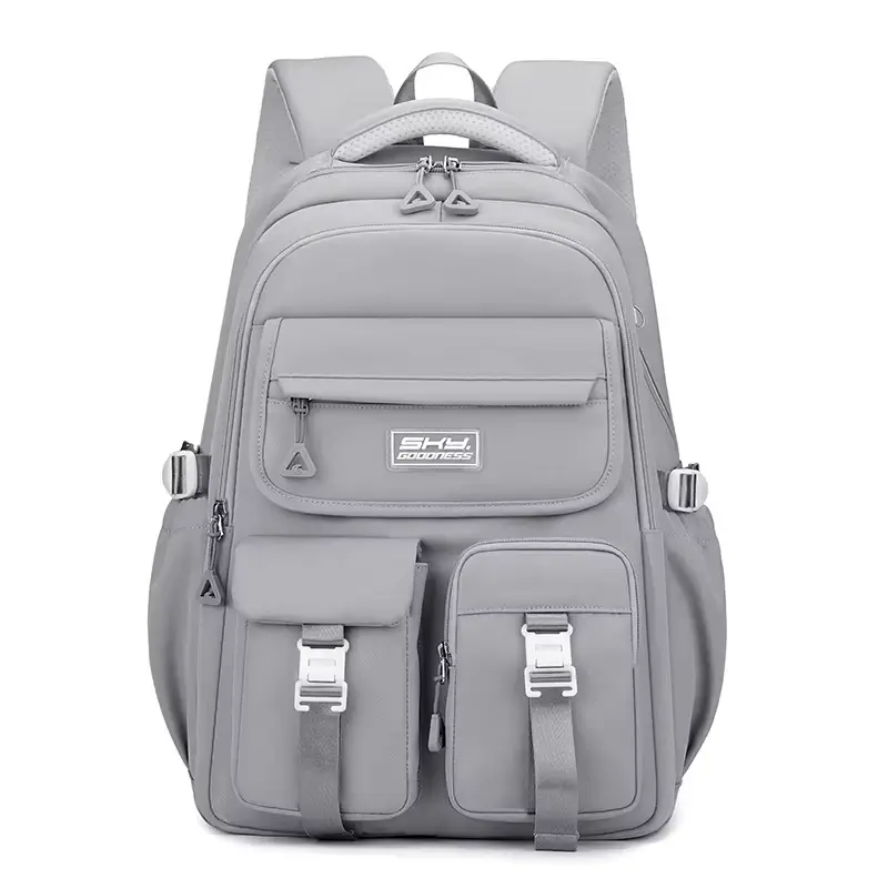 Vue de face du sac à dos fille gris pastel sur fond blanc, design minimaliste avec compartiments organisés, sangles de compression et tissu résistant à l'eau — cartable ergonomique moderne et spacieux pour le quotidien.