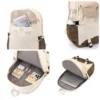 Détails du sac à dos beige montrant l'organisation intérieure avec compartiment rembourré pour ordinateur portable et tablette, poches de rangement pour accessoires, ainsi que la poche latérale extensible pour gourde — grande capacité et praticité pour les voyages et le travail.