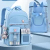 Cartable fille bleu ciel léger avec oreilles de chat sur les bretelles, motif lapin et plaid, porte-clés peluche et dos ergonomique en mesh respirant avec sangle de poitrine — sac imperméable et confortable pour l'école primaire.