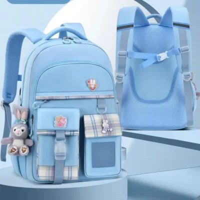 Cartable fille bleu ciel léger avec oreilles de chat sur les bretelles, motif lapin et plaid, porte-clés peluche et dos ergonomique en mesh respirant avec sangle de poitrine — sac imperméable et confortable pour l'école primaire.
