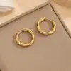 Boucles d'oreilles créoles dorées anti-ternissement avec fermoir à charnière sécurisé, design circulaire épuré et finition brillante — accessoires de mode intemporels et raffinés pour femme, présentés sur un coffret beige.