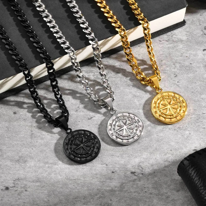 Présentation des trois coloris du collier pendentif boussole en acier inoxydable : noir mat, argent brillant et or, avec chaînes maille tressées assorties — bijou homme polyvalent et intemporel au design de boussole gravée, idéal en cadeau.