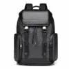 Sac à dos business homme haut de gamme noir avec motif quadrillé losange discret, rabat en similicuir, double sangle à boucles métalliques, cordon de serrage et poches latérales zippées — design élégant et spacieux pour ordinateur portable, travail et voyages d'affaires.