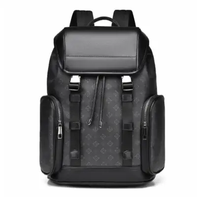 Sac à dos business homme haut de gamme noir avec motif quadrillé losange discret, rabat en similicuir, double sangle à boucles métalliques, cordon de serrage et poches latérales zippées — design élégant et spacieux pour ordinateur portable, travail et voyages d'affaires.