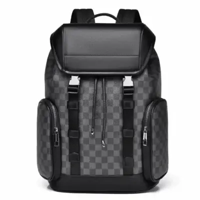 Vue de face du sac à dos d'affaires premium avec motif damier gris et noir, finitions en cuir synthétique, boucles argentées et poches latérales arrondies zippées — accessoire de voyage robuste et raffiné, idéal pour le bureau et les déplacements professionnels.