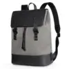 Vue de face du sac à dos gris anthracite style vintage, doté d'un rabat protecteur, d'un cordon de serrage et de finitions noires — sac à dos casual imperméable et robuste pour ordinateur et affaires personnelles.