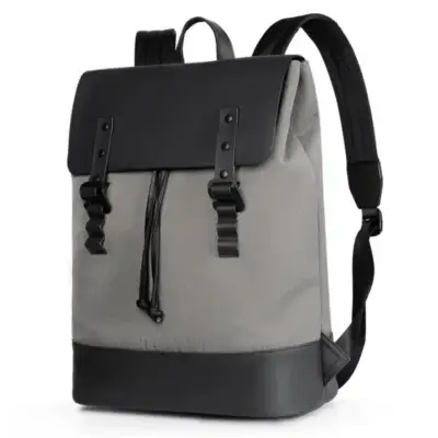 Vue de face du sac à dos gris anthracite style vintage, doté d'un rabat protecteur, d'un cordon de serrage et de finitions noires — sac à dos casual imperméable et robuste pour ordinateur et affaires personnelles.