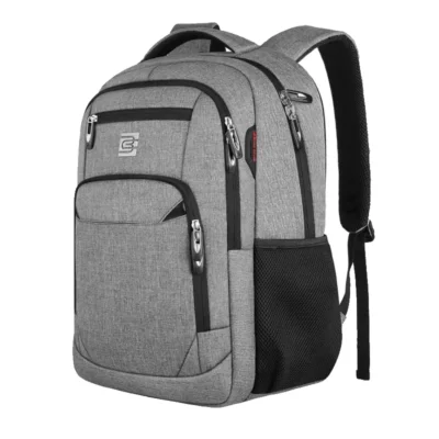 Sac à dos gris avec plusieurs compartiments zippés, une poche latérale en filet et des bretelles rembourrées.