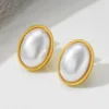 Paire de boucles d'oreilles plaquées or avec perle de cristal ovale blanche, design assorti au collier bohème vintage — accessoires de mode lumineux et intemporels pour accessoiriser une tenue élégante.