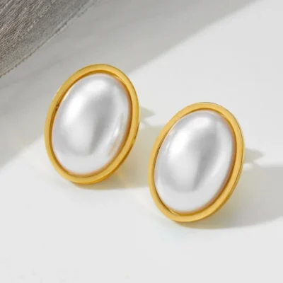Paire de boucles d'oreilles plaquées or avec perle de cristal ovale blanche, design assorti au collier bohème vintage — accessoires de mode lumineux et intemporels pour accessoiriser une tenue élégante.